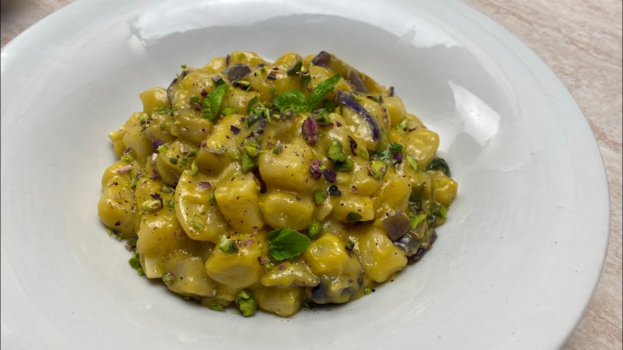 PREPARIAMO GLI GNOCCHI: FARINA E PATATE! *RICETTA FACILE* #CUCINANDOMELAGODO