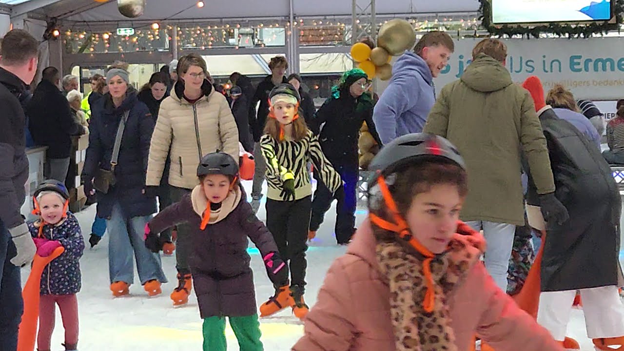 Grote Drukte op IJsbaan Ermelo . Dinsdag 23 Dec  2025 een paar dagen voor Kerstmis