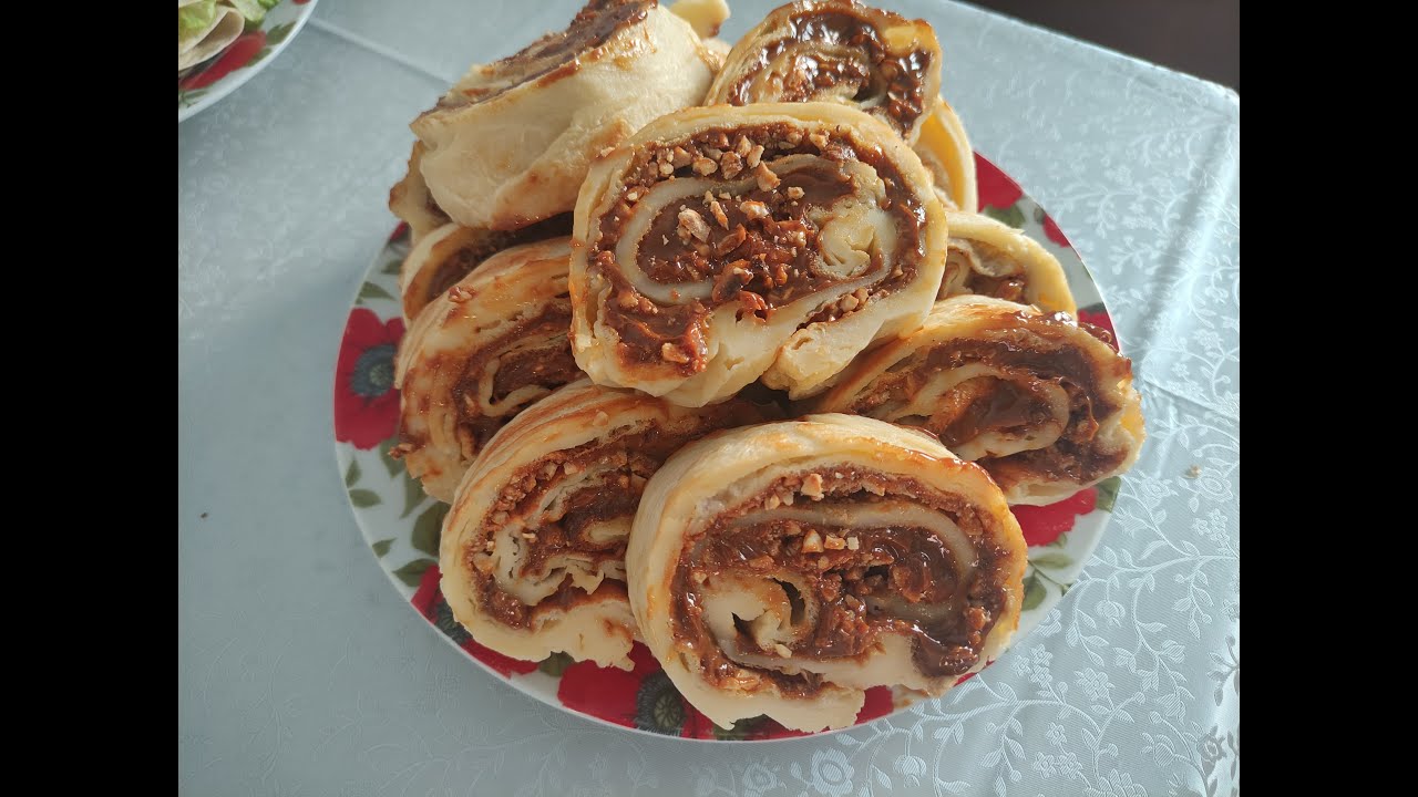 Рулет с варёной сгущёнкой и орехами &ndash; нежный десерт за 30 минут! Быстро и вкусно!