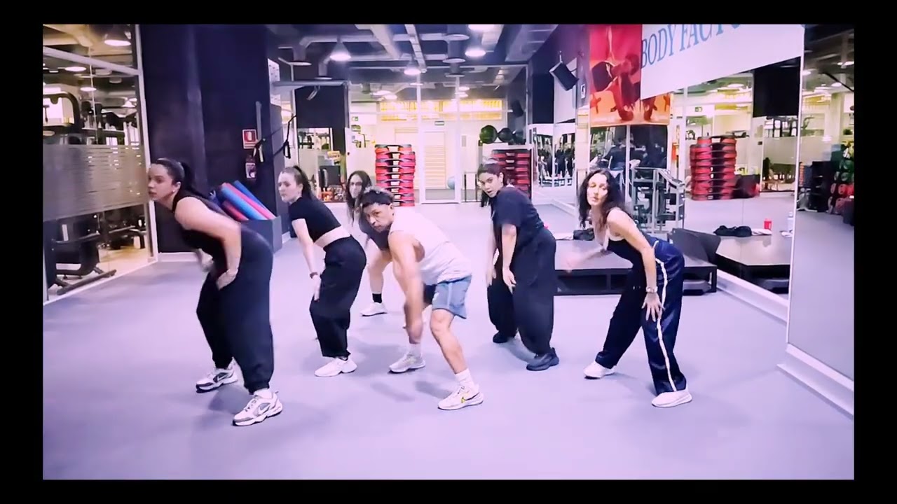 NUEAYOLL  bab Bunny presente en nuestra clase ...a bailar 