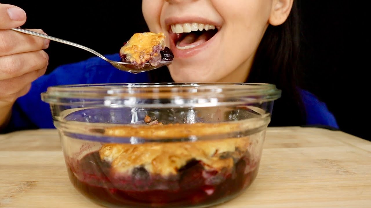 ASMR | EATING BLUEBERRY CRUMBLE! MUKBANG (WHISPER) | MANGIA WHISPERS 먹방
