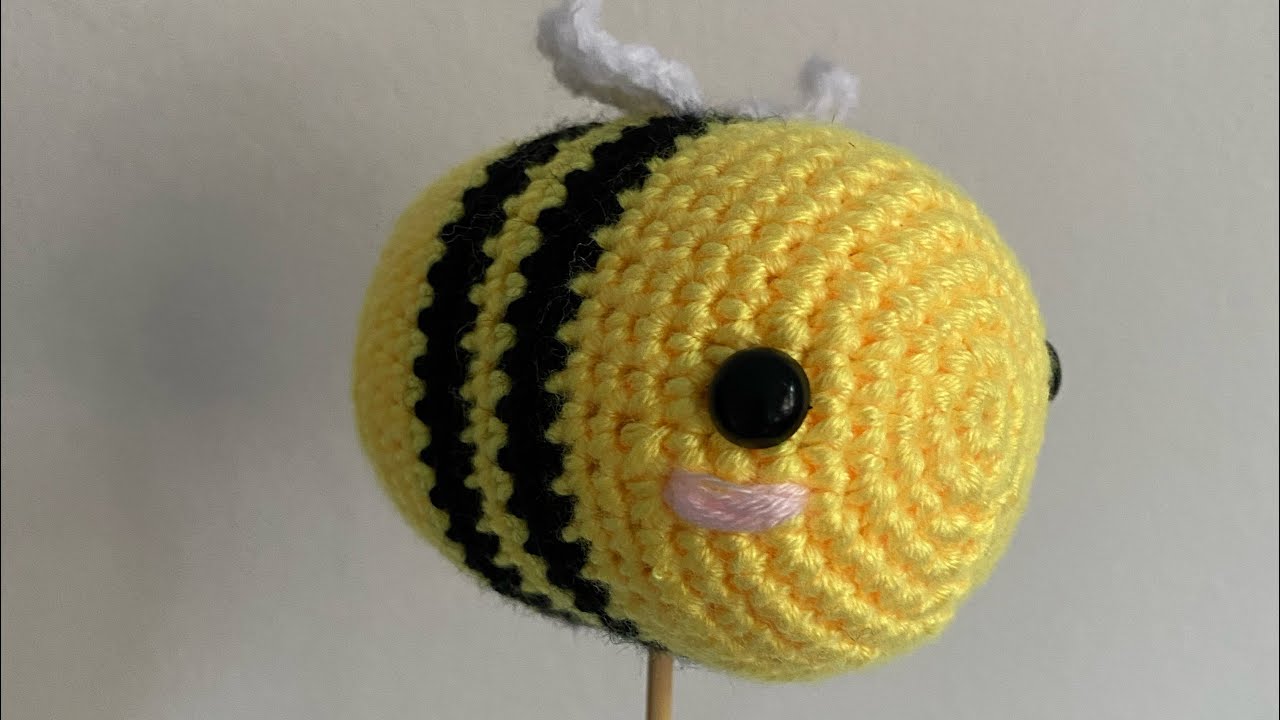 Abeja amigurumi, ideal para llavero o decorar tus flores