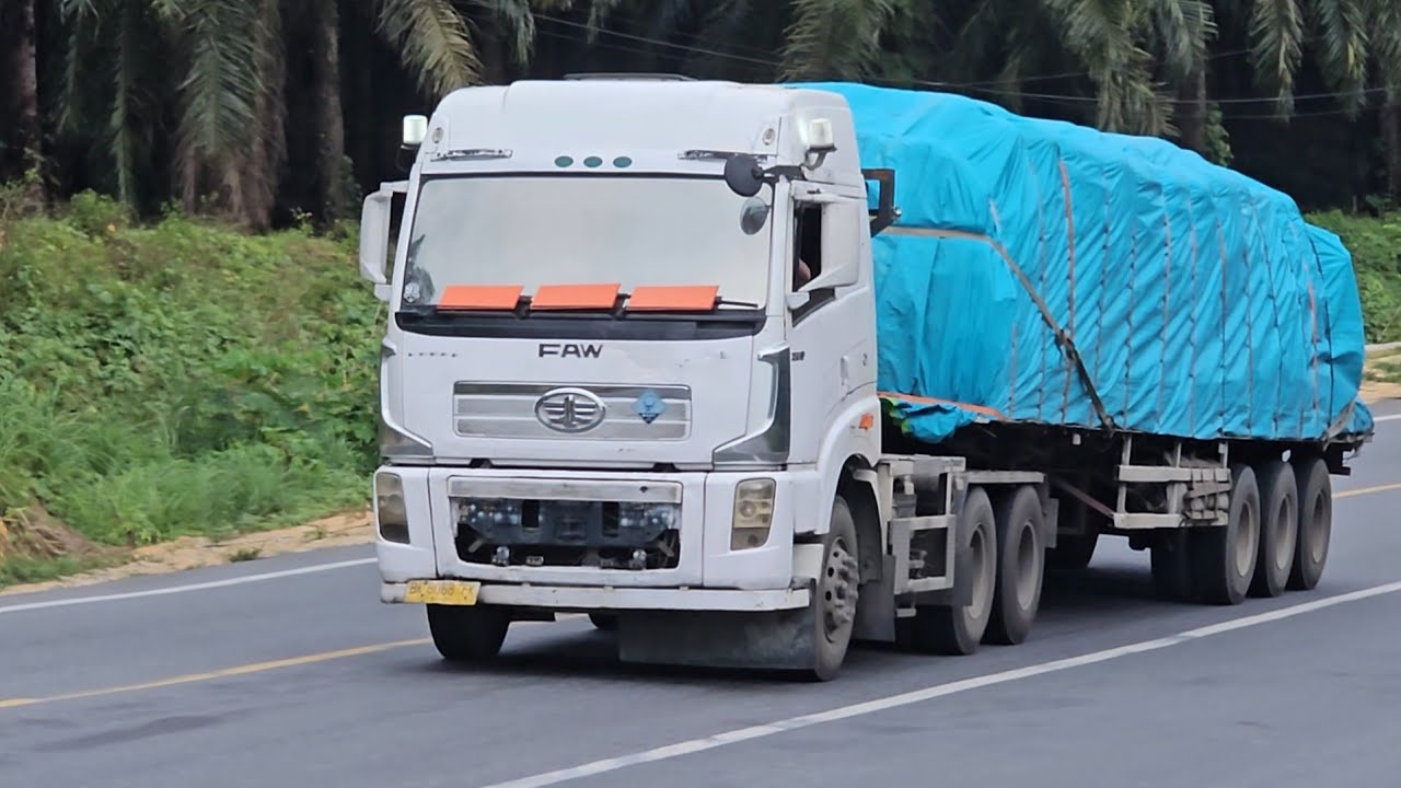 Truck Trailer Madein China Bermuatan Berat Dengan Santay Melewati Tanjakan Bukit Kodok.