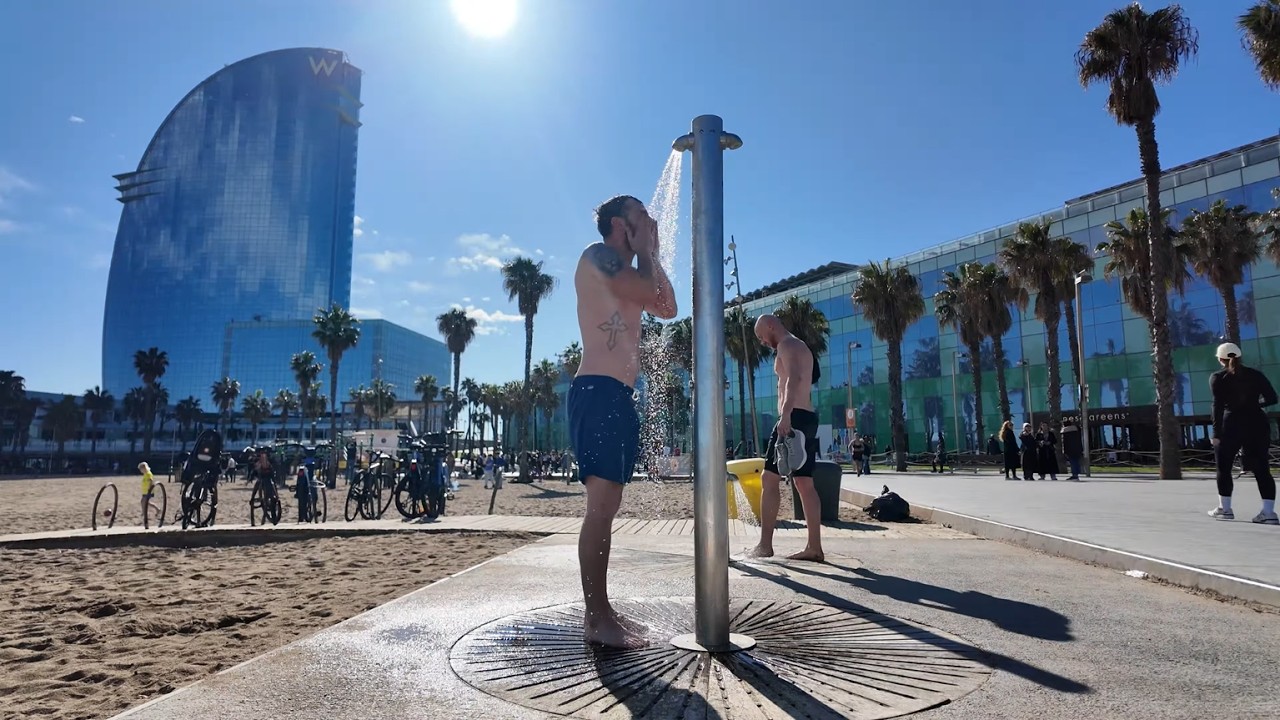 Woke Up On The Beach of Barcelona.. Ended in a Dark Park (0$ Travel Challenge) DAY 12