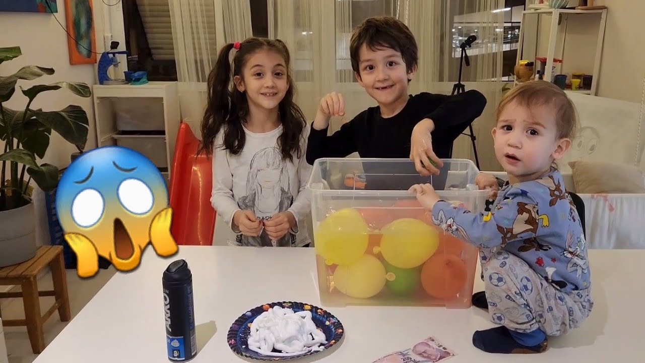 Eylül ve Poyraz Suyun İçindeki Renkli Balonları Patlattı | fun kids video