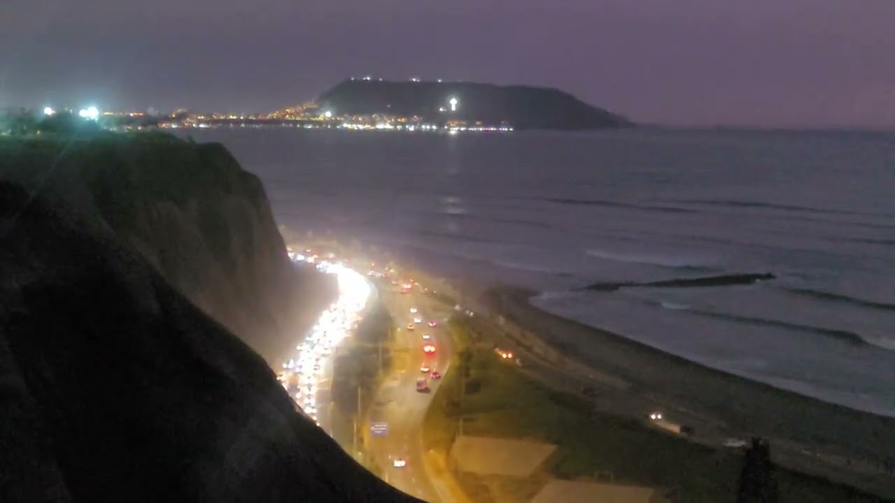 VISTA NOCTURNA DE LA COSTA VERDE DESDE EL MALECÓN DE LA MARINA DE MIRAFLORES