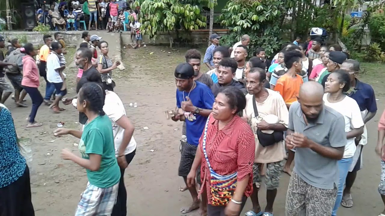 Pesta tikam telinga di pulau kurudu serui kep Yapen.