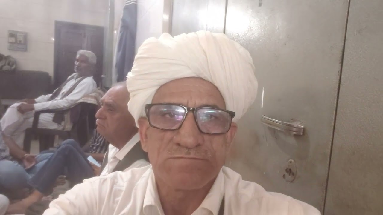 पिताजी के आध्यात्मिक गुरु जी के आश्रम में, बोम्बे मोटर्स, जोधपुर।