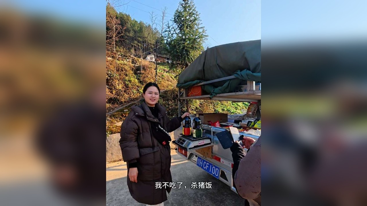 又来山里了，山里的路，弯多路窄，他们出去不方便，来回的车费都要几十块。爷爷奶奶们愿意接纳我，照顾我生意，红丽由衷的开心