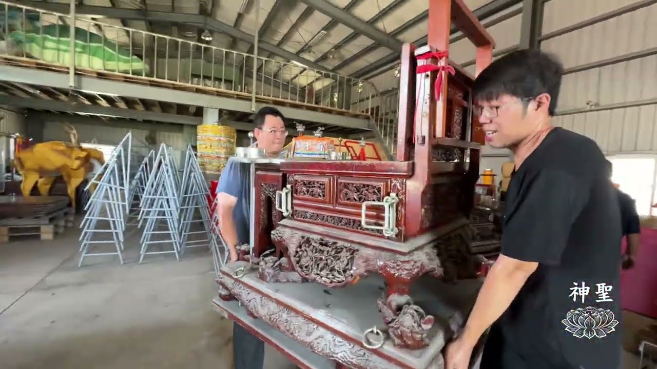 《木作榫卯工藝》見證歷史！萬年殿「丙午年建醮」鎮殿老轎風華再現，全靠老師傅巧手與「台灣牛樟」的千年香氣！The carpenter skillfully restored the old piece.