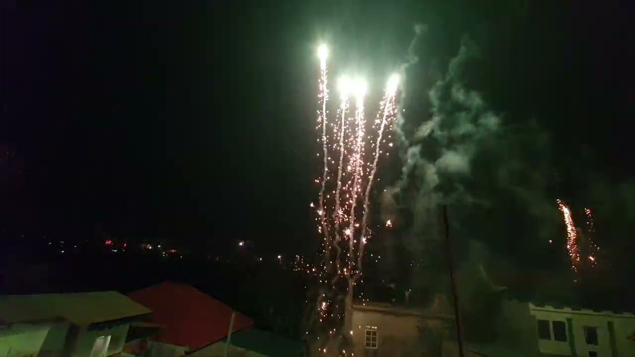 Pháo hoa trên mái nhà Z121