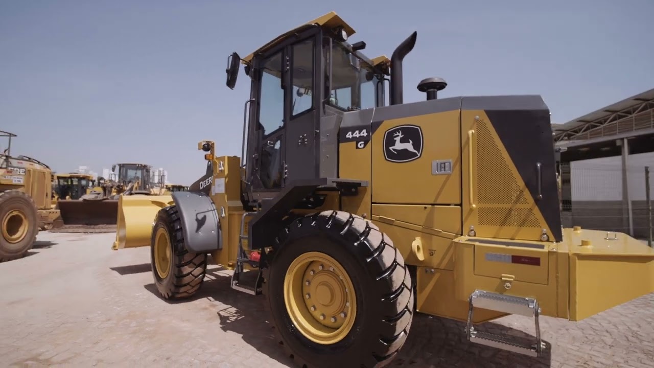 John Deere - Lançamento nacional 444G, com engate rápido e versátil