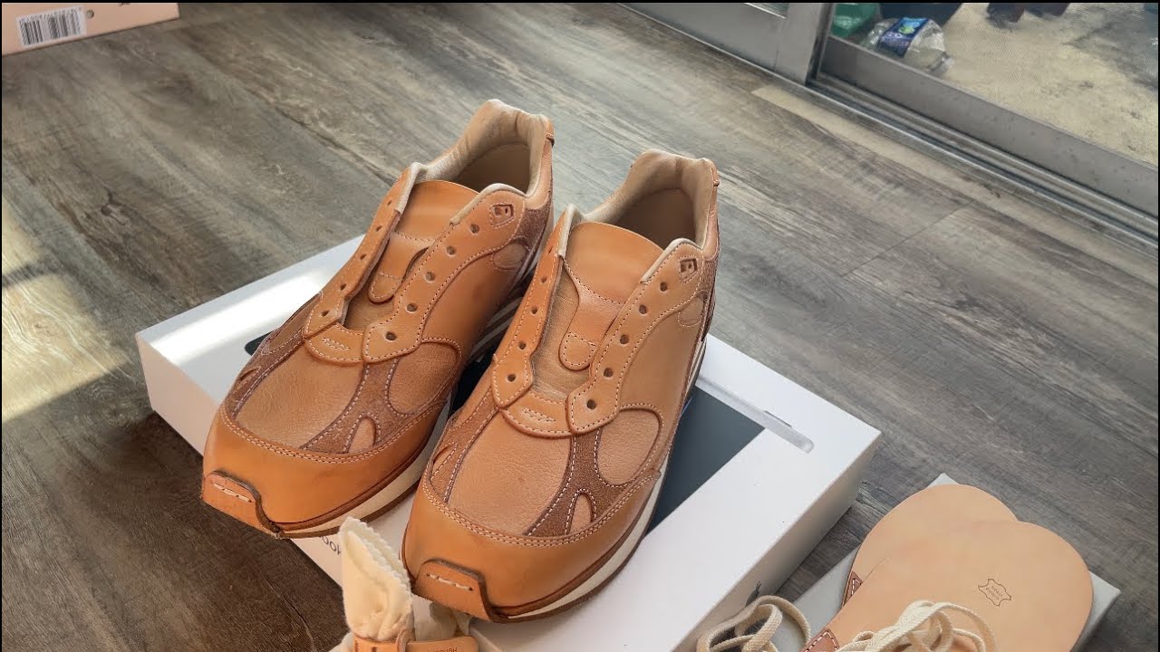 Applying leather cream on Hender Scheme mip - 28