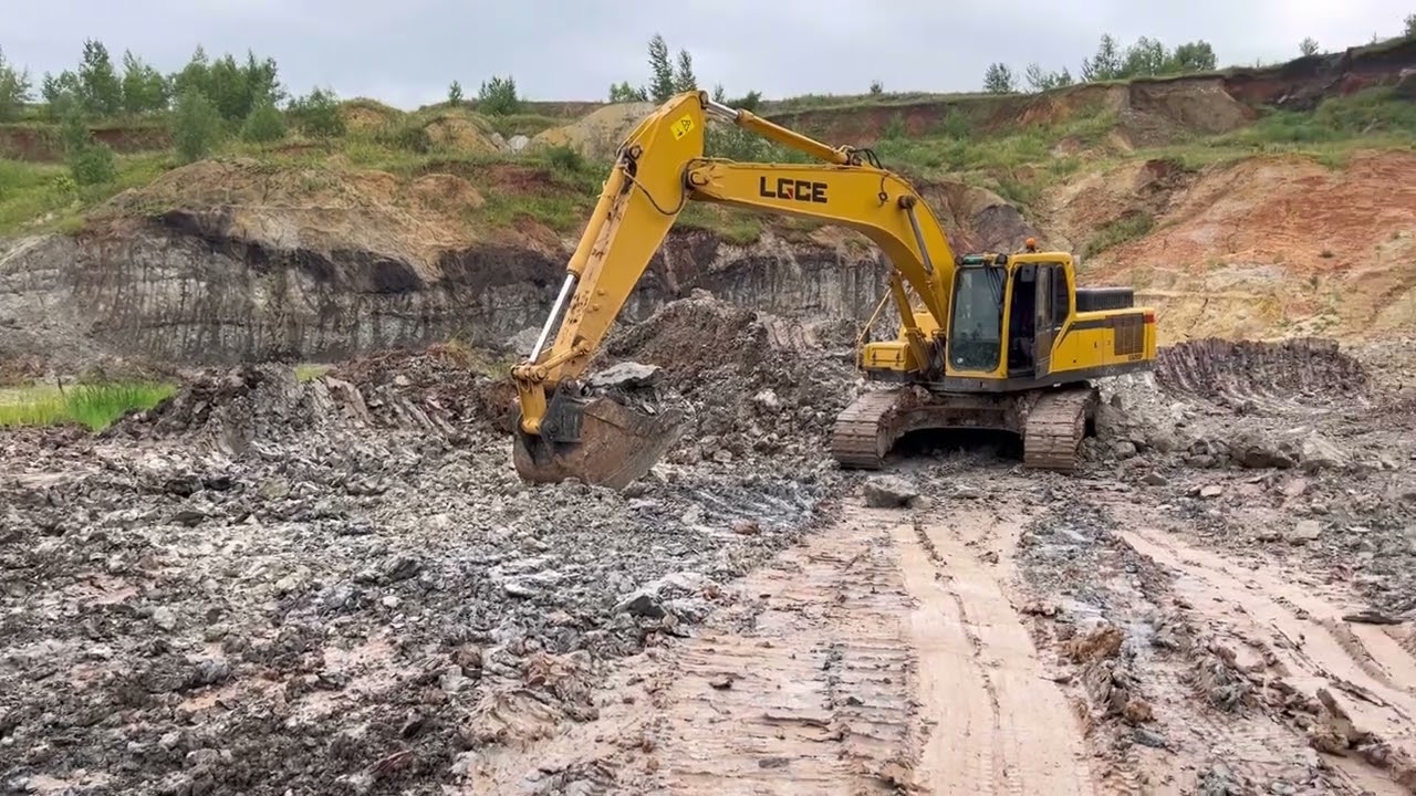 Работа на экскаваторе, глиняный карьер дожди