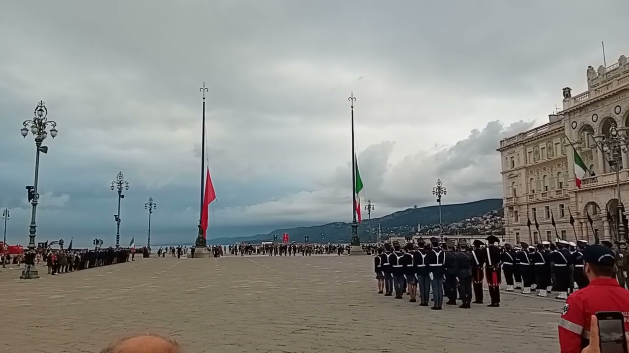 Ammaina bandiera solenne oggi in #piazzaunita #trieste