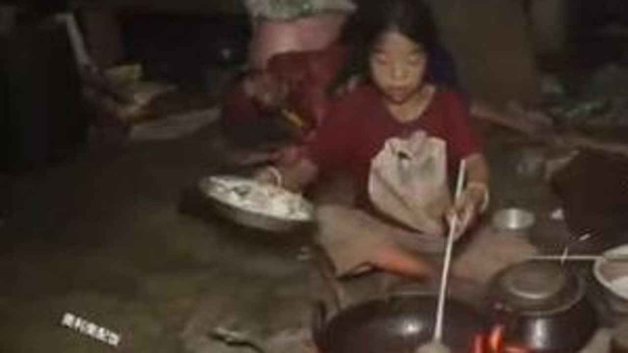 翠花这是喝了多少啊，把二妹忙得像陀螺一样转，吃饭的时候翠花起来狮子吼，吓得铁子赶快把视频原声关掉#尼泊尔 #翠花 #记录真实生活 #农村生活