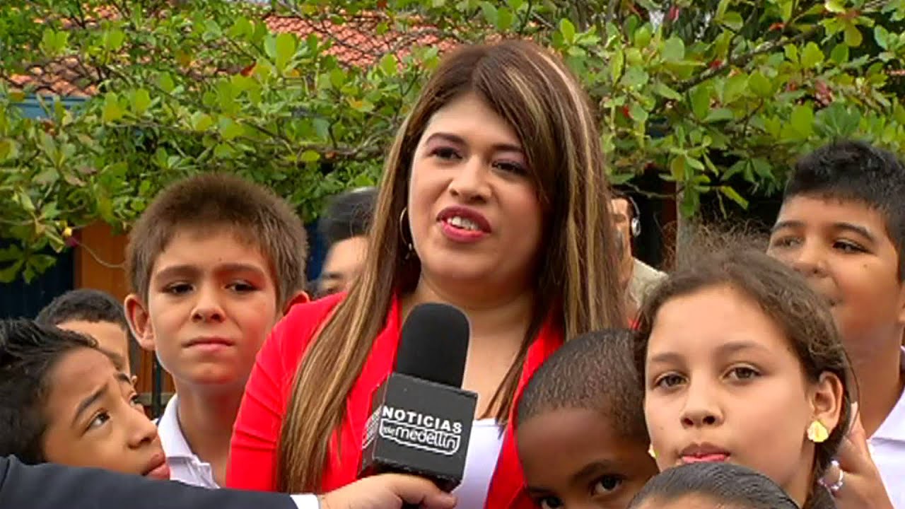 Institución Educativa José Asunción Silva recibió 40 portátiles y 33 tablets[Noticias]TeleMedellin