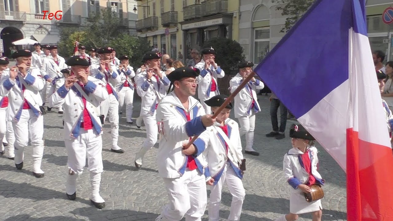 Pifferi e tamburi in piazza di città - World Fife and Drum Festival Ivrea 2019
