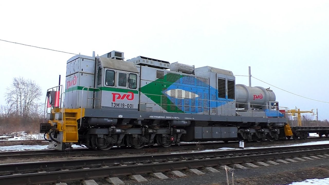 ТЭМ19-001 производит маневры с составом на станции Егоршино