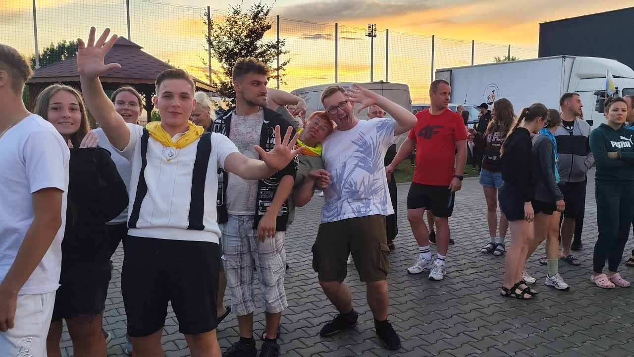 Młodzi się bawią! Radość wspólnej rekreacji na 80 Piesza Pielgrzymka Rybnicka na Jasną Górę.  cz. 2