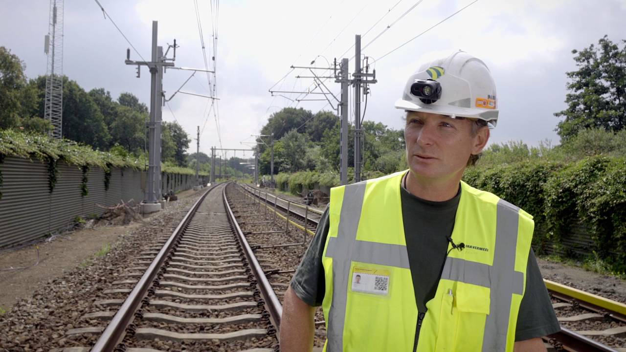 In Zevenaar glijdt het spoor langs een 25KV bovenleiding