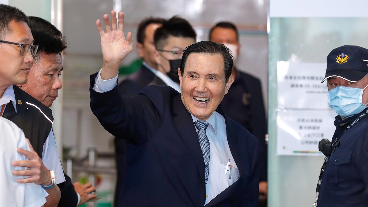 Former Taiwan leader visits mainland China