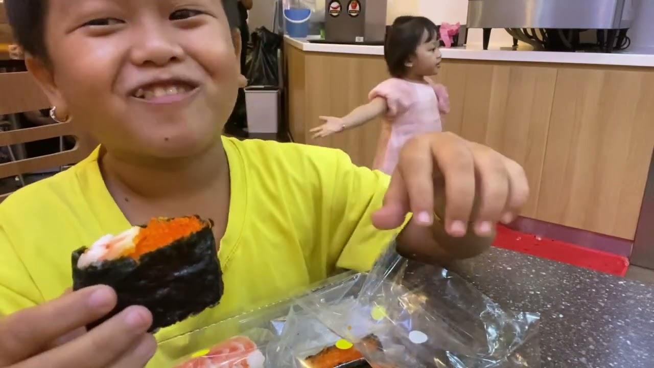 Huy đi si&ecirc;u thị AEON c&ugrave;ng gia đ&igrave;nh chị Kim
