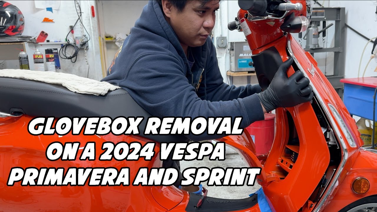 Снятие перчаточного ящика — Vespa Primavera и Sprint 2024 года