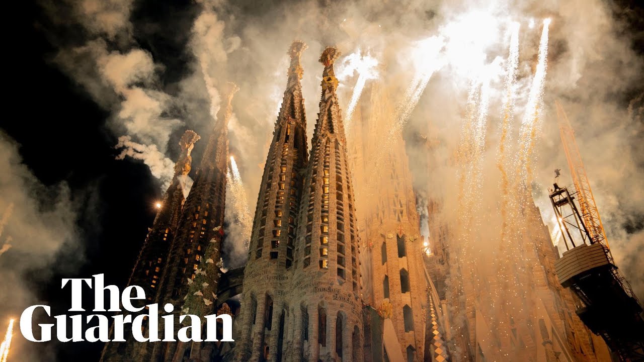 Fireworks light up Sagrada Fam&iacute;lia after Pope Leo's blessing