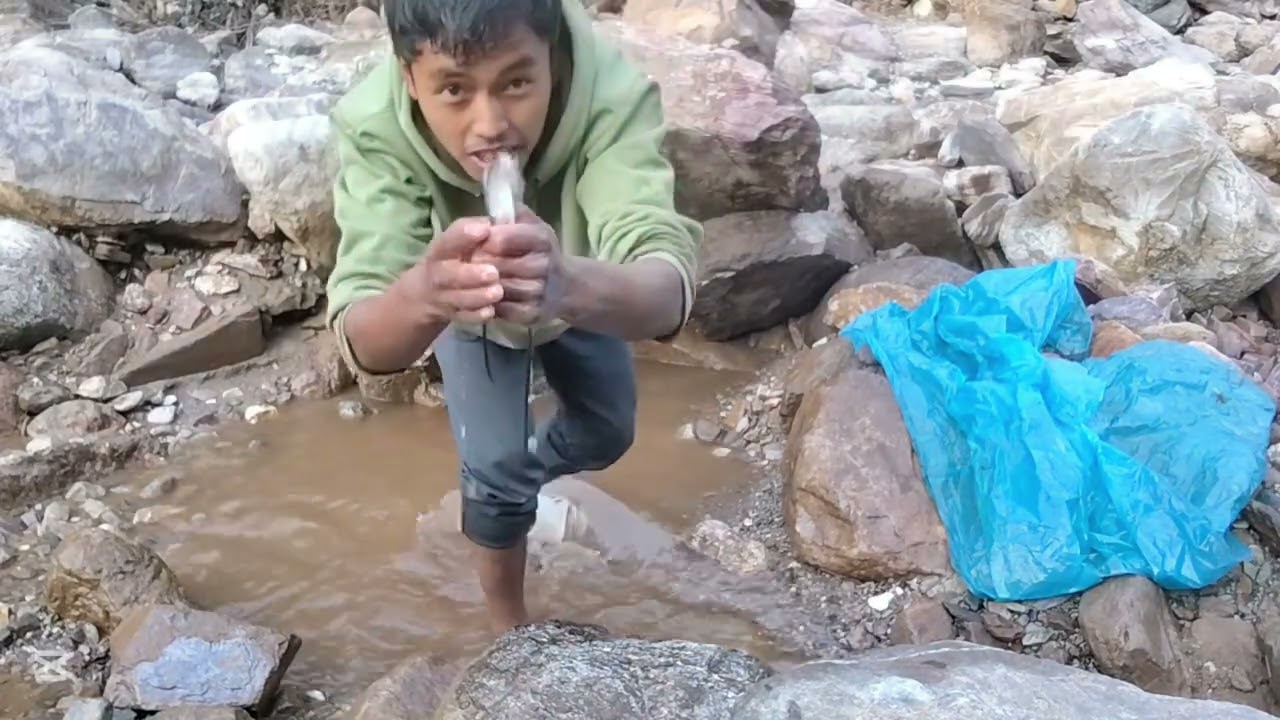पानी फालेर माछा मार्दै।। 