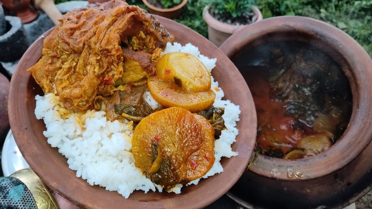 Gaad-e(Fish)🐠 te sabzi | Village Style Fish Cooking |Kashmiri  Cooking |Dambur Cooking