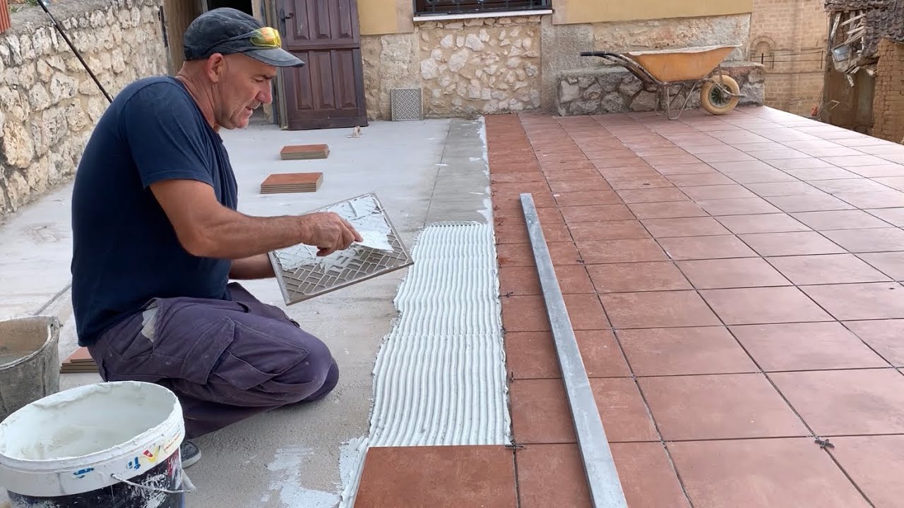 Como echar un piso o suelo de cemento con pendientes hacia el medio y poner baldosa  tutorial