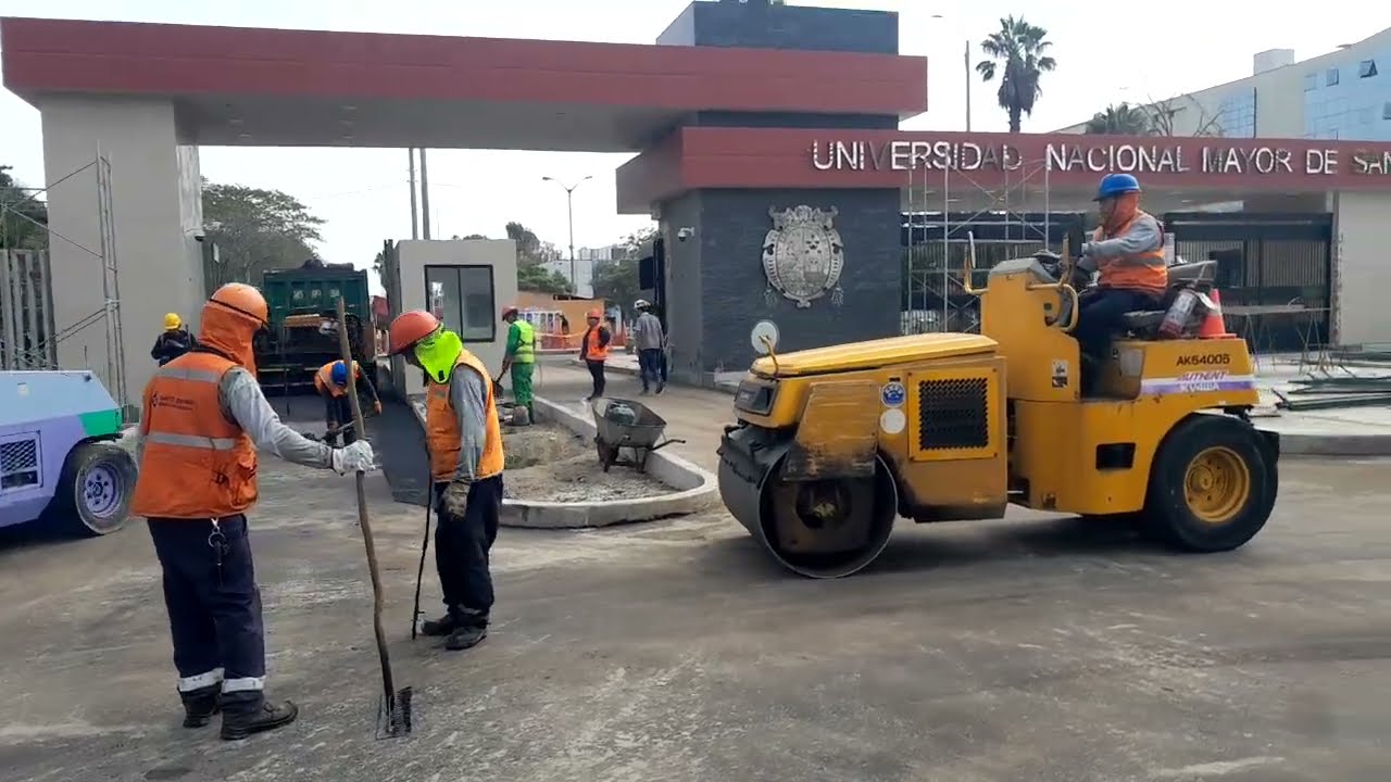 Avance de obras --ESTACION SAN MARCOS de la Linea 2 del Metro de Lima. Pavimentacion en el portico.