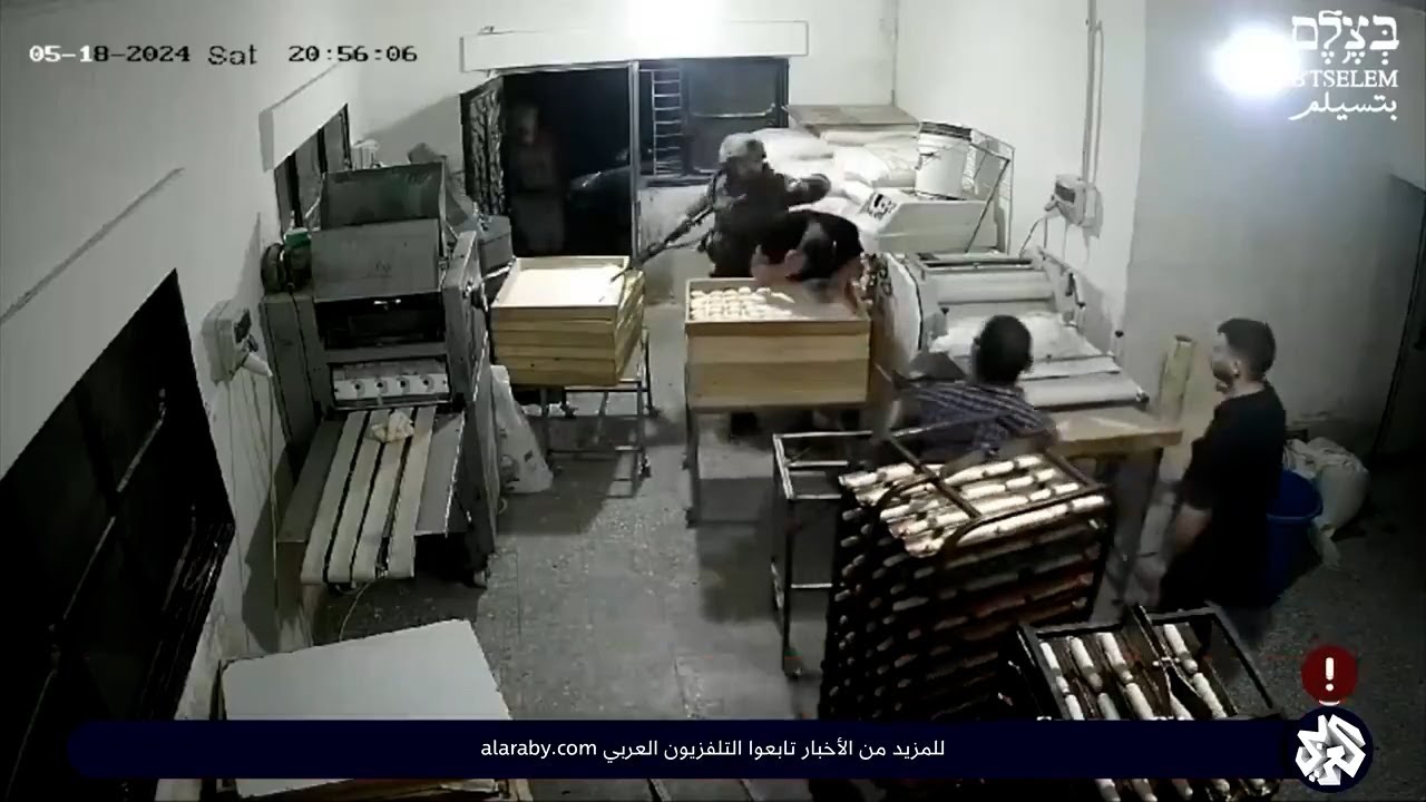 جنود الاحتلال يعتدون بأعقاب بنادقهم على عمال مخبز في قرية دير أبو مشعل بالضفة الغربية