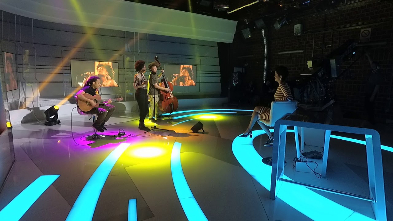 ASTRID JONES & THE BLUE FLAPS Live @ TVE La2 Noticias 30042019