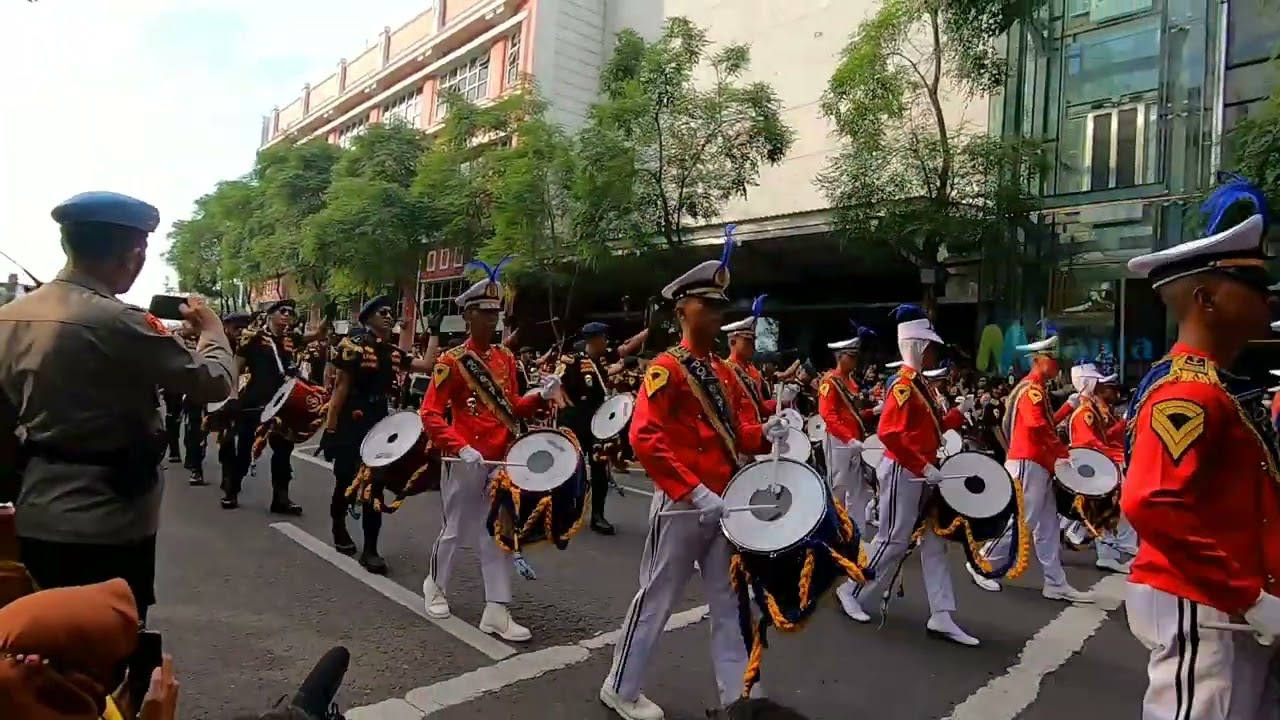 PARADE BUNGA SURABAYA VAGANZA 2022 || THE BEST MARCHING BAND POLTEKPEL SURABAYA