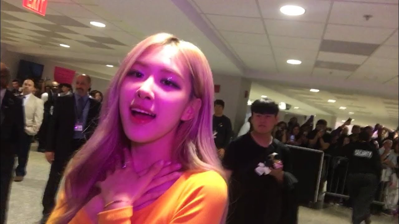 BLACKPINK Sings with a Fan during Send Off in Newark NJ (“Key to My Heart” by Anthony Key)