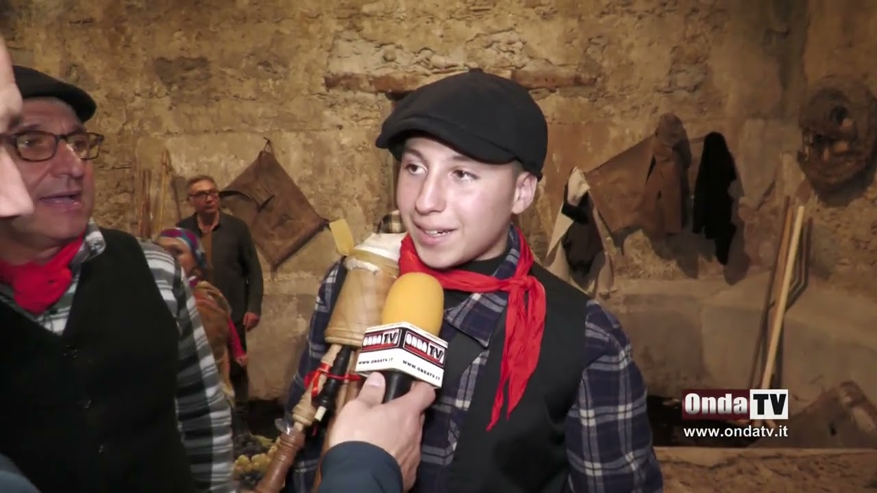 Suonano nell'antico palmento emozionando tutti al presepe vivente di Barcellona P.G.