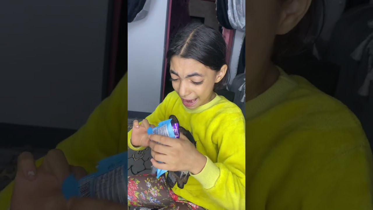 ‏لما ابنك مفجوع يأكل الحاجة بتاعت أخته😱🤣