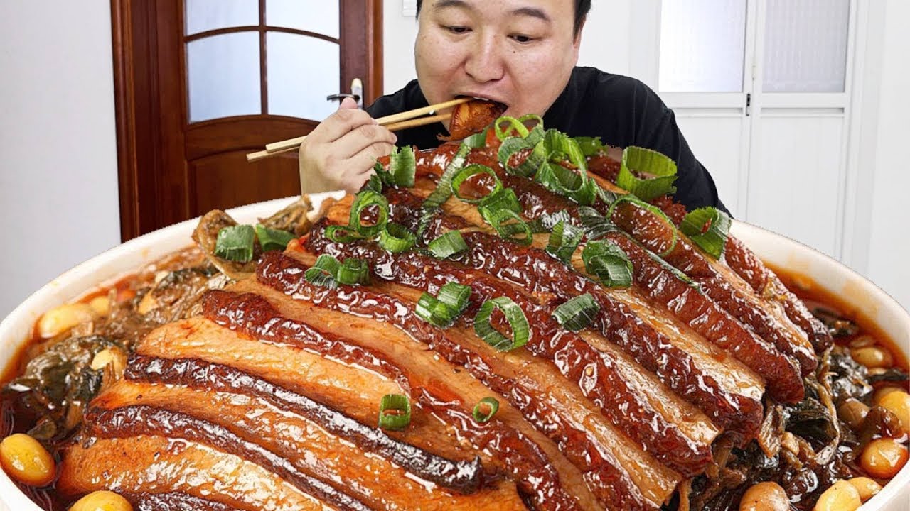 A Qiang had a delicious meal of pork belly, which was fat but not greasy and full of fragrance.