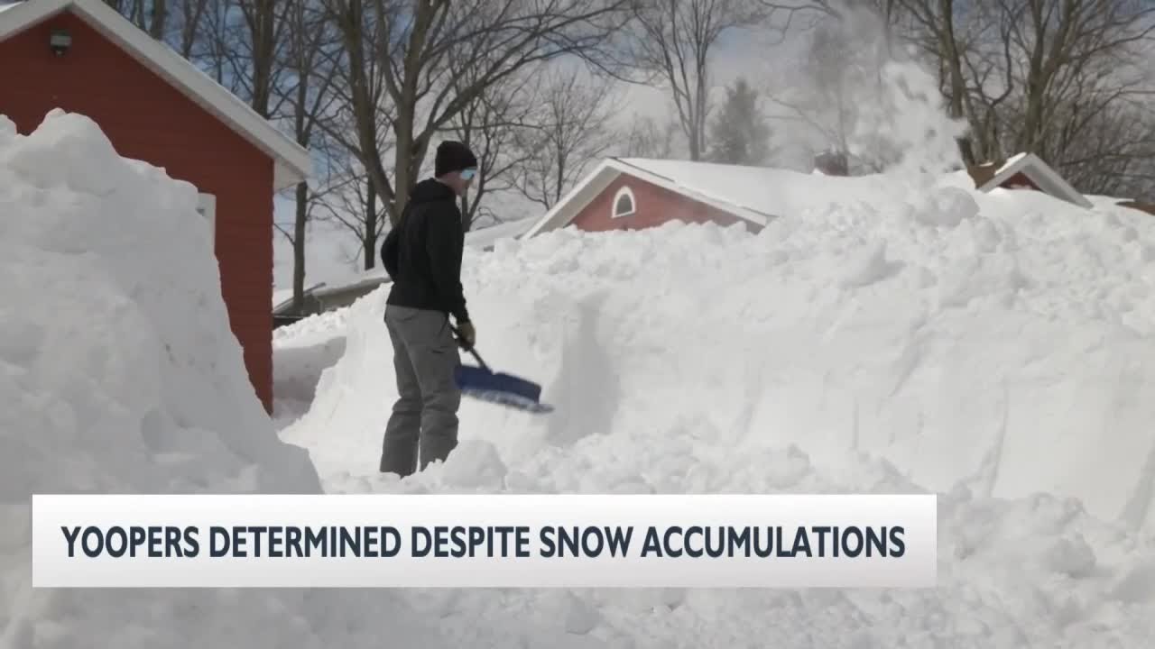 Жители Верхнего полуострова Мичигана полны решимости, несмотря на снег после исторической метели.