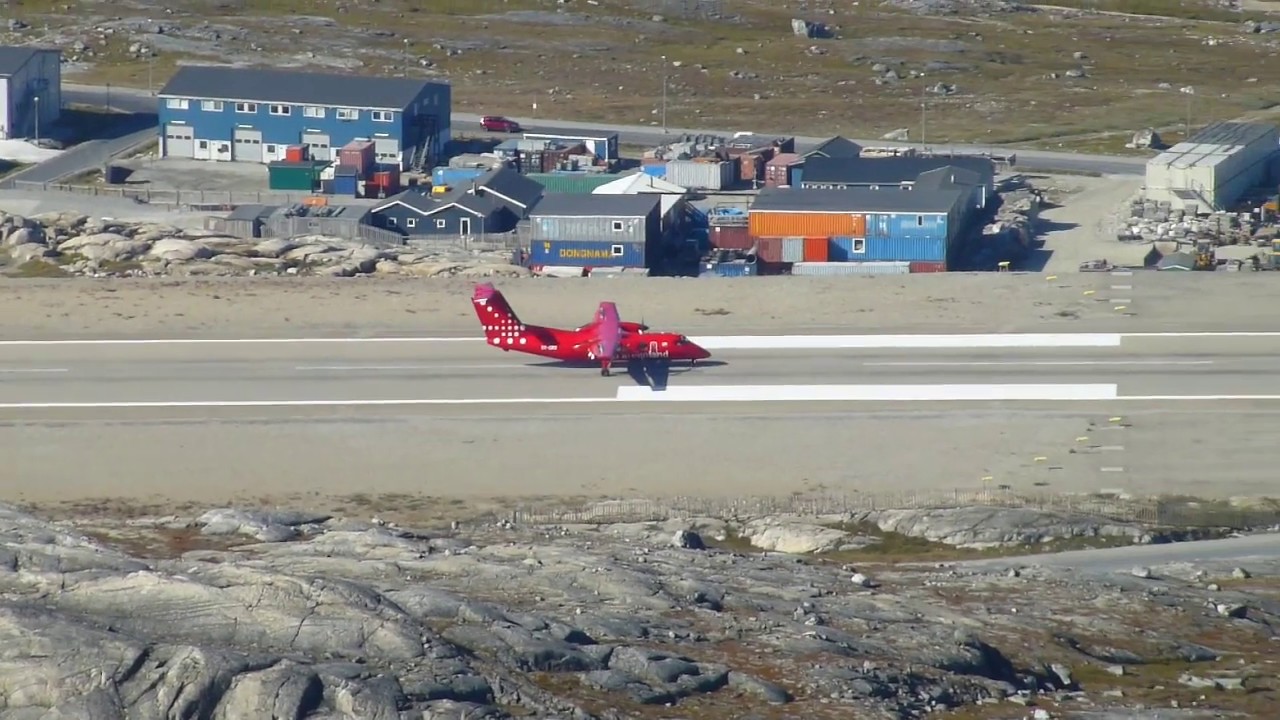 Air Greenland Dash-8 landing in Nuuk