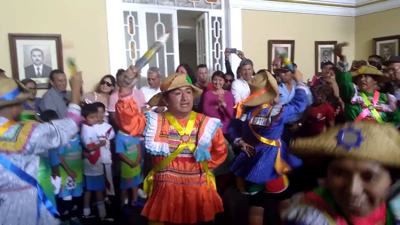 Christian Cueva baila la contradanza en Trujillo