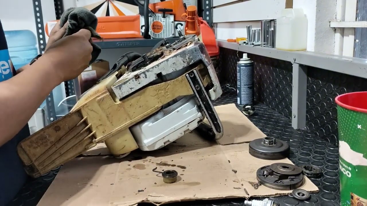 como darle mantenimiento a la bomba de aceite de una motosierra cuando se tapa