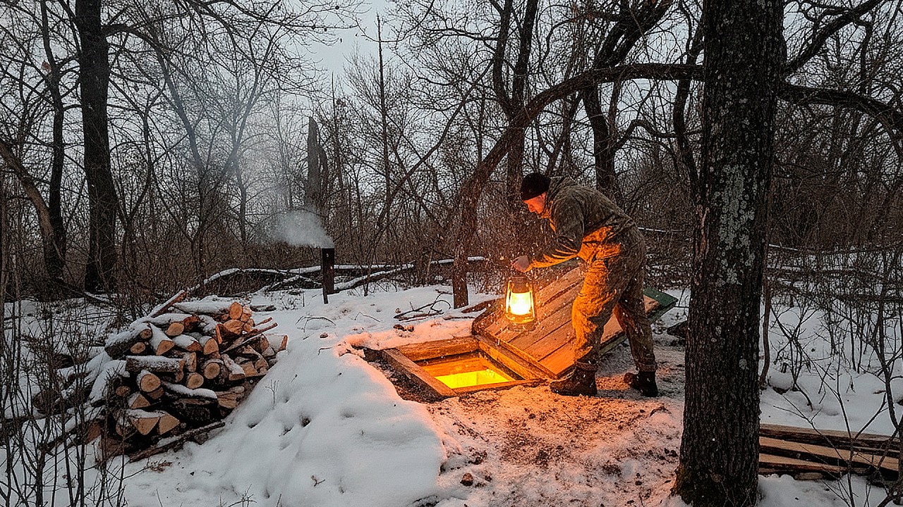 Building A Warm And Secret Underground Shelter For The Winter, survival skills