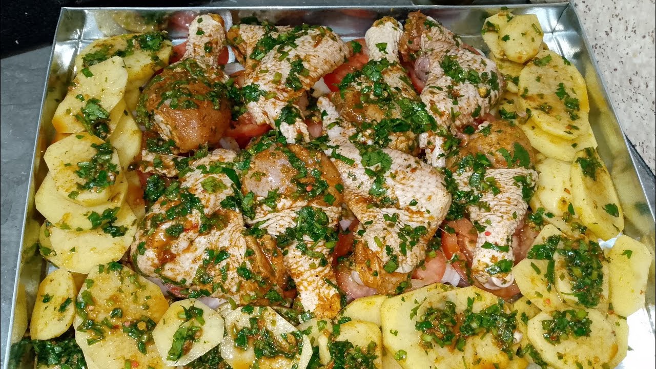 Запеченные в духовке куриные бедра и крылышки с маринованными овощами. Получилось очень вкусно и ...