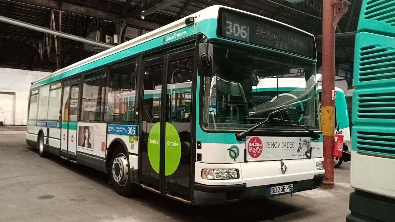 Les vieux matériels roulants du bus dans le musée de la Patrimoine ( RATP ) à Villeneuve-St-Georges