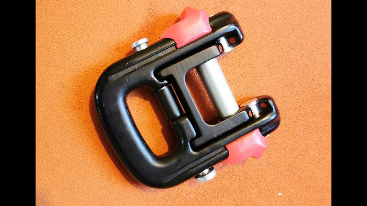 Montage Quick Out Karabiner von Finsterwalder am Gleitschirm-Gurtzeug