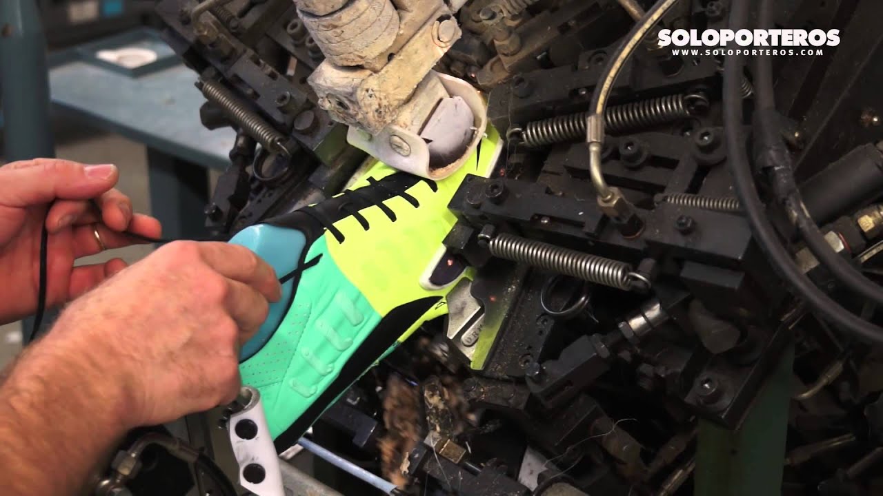 ¿CÓMO SE FABRICA UNA BOTA DE FÚTBOL?