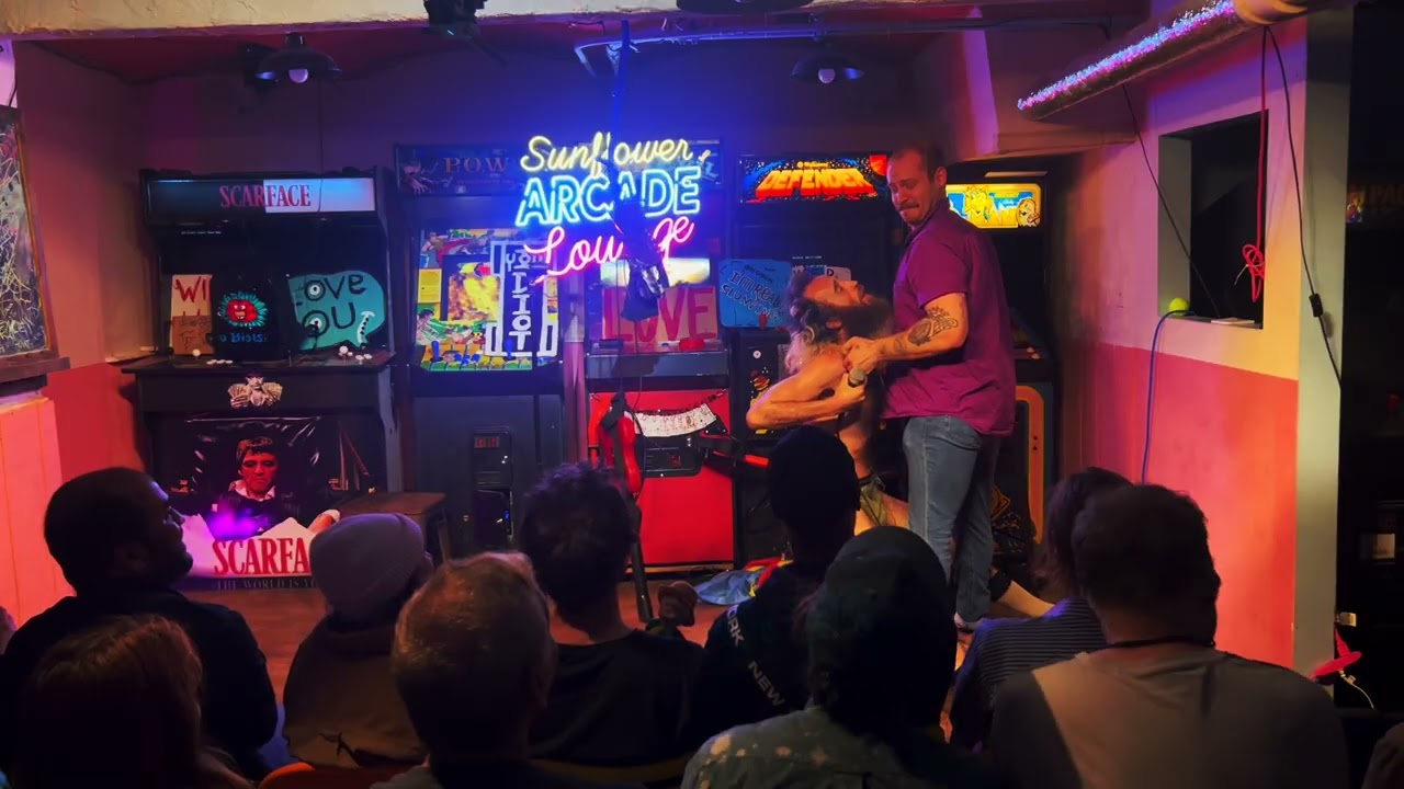 Выступление Мэтью Сильвера в The Idiot's Hr. в Sunflower Arcade Lounge — Special People